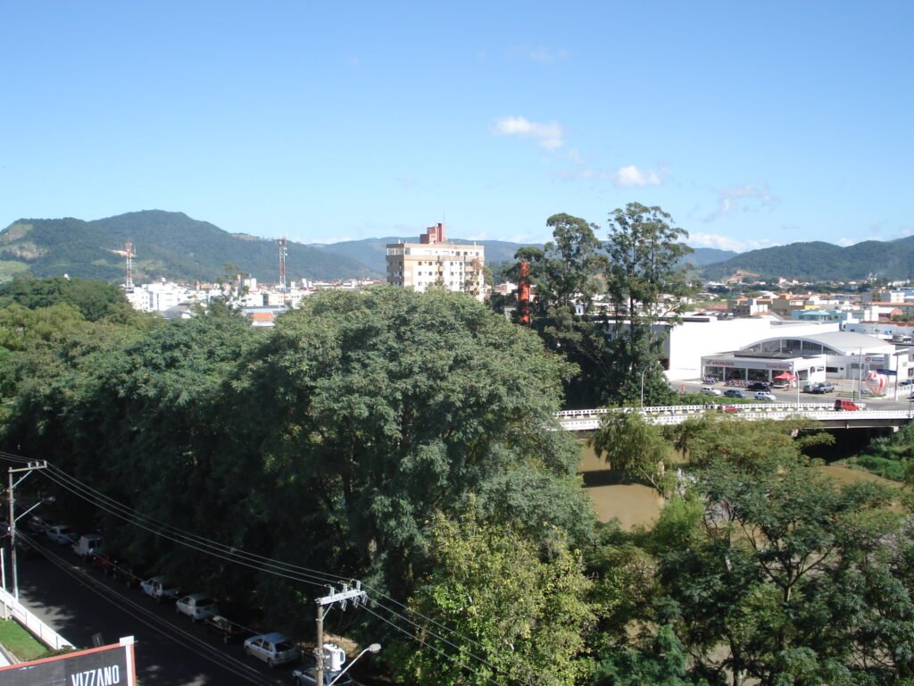 Margem do Rio Tubarão na área urbana de Tubarão, Santa Catarina