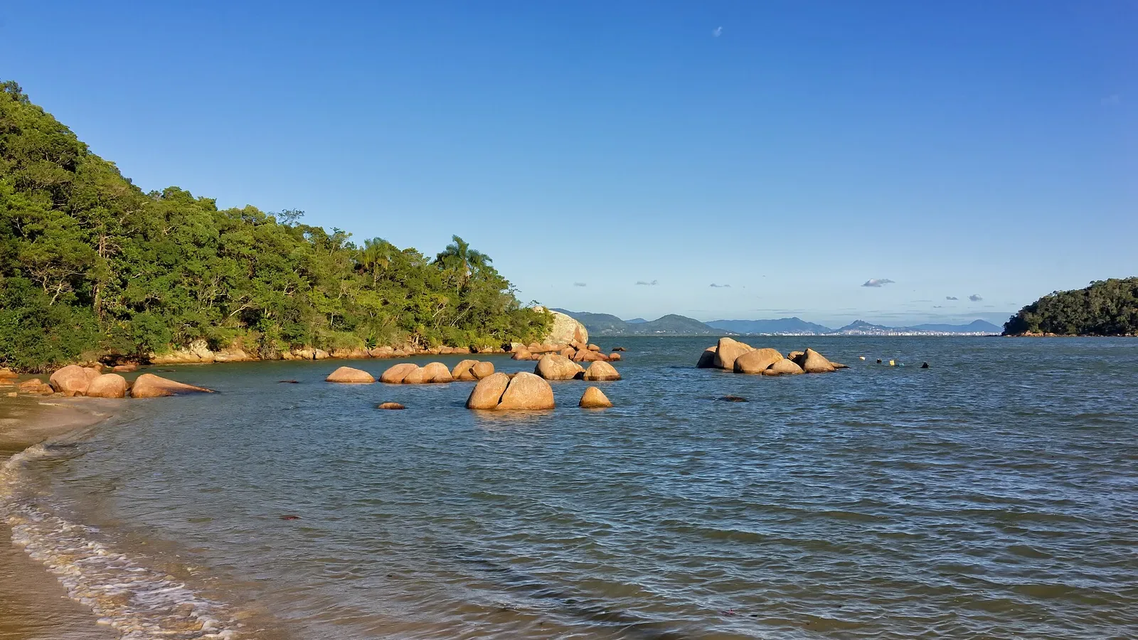Baía dos Golfinhos — Governador Celso Ramos, Santa Catarina