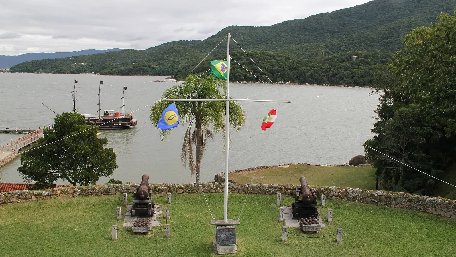 Ilha de Anhatomirim / Fortaleza de Santa Cruz (conjunto histórico de visitação) — Governador Celso Ramos, Santa Catarina
