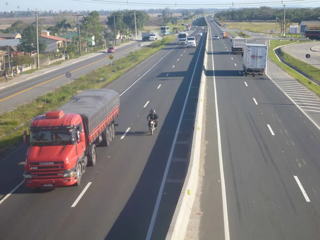 Trecho duplicado da BR-101 em Santa Catarina com caminhões e carros nas pistas (imagem de arquivo)
