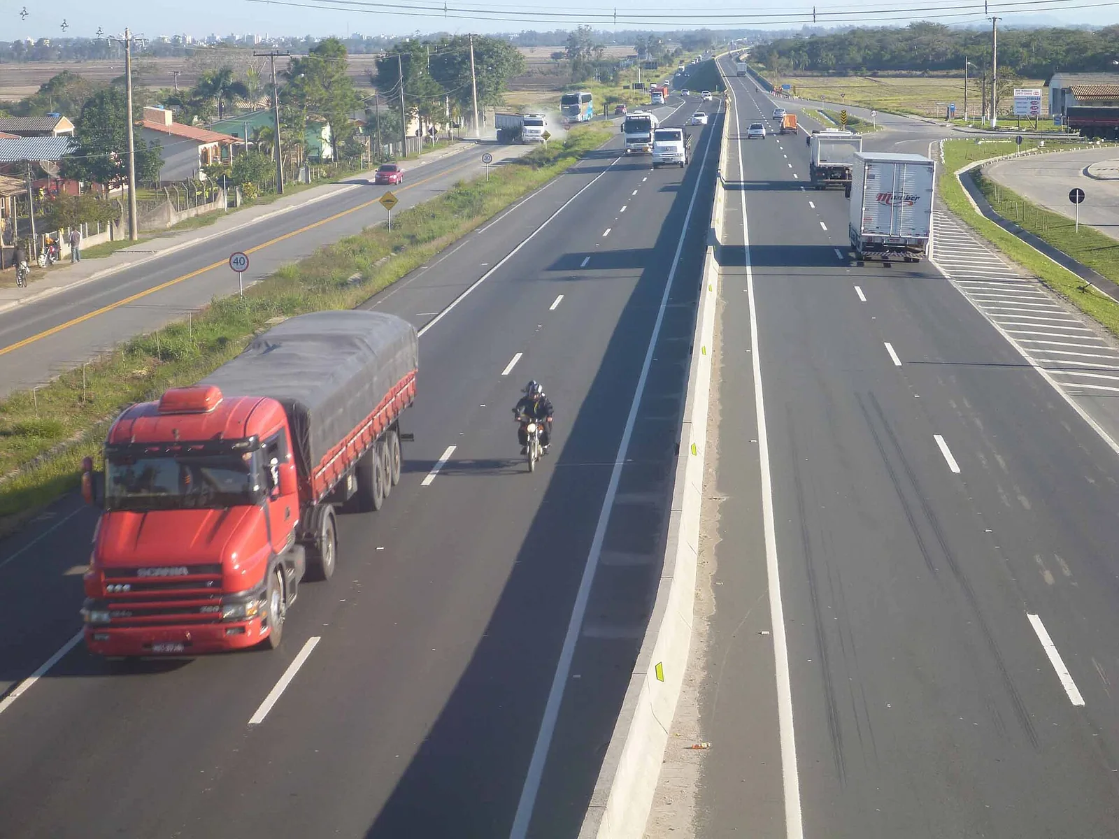 Trecho da BR-101 em Santa Catarina com veículos na pista