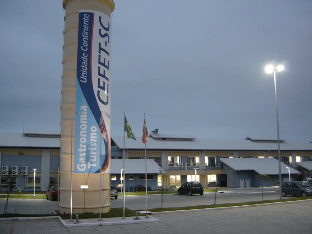 Fachada e totem da então Unidade Continente do CEFET-SC, hoje câmpus Florianópolis-Continente do IFSC, no bairro Coqueiros