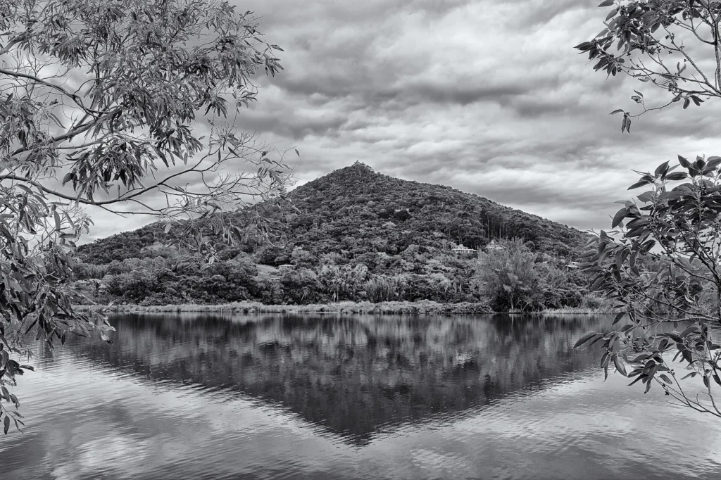 Lagoa de Ibiraquera, em Imbituba, com morros ao fundo